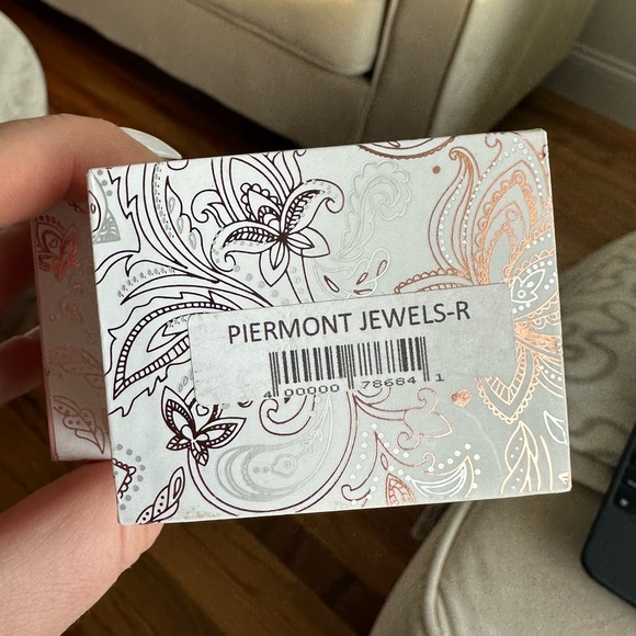 Beautiful Solitaire PEERMONT Jewerly Ring - Picture 6 of 6